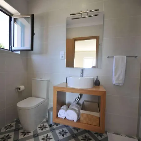 Superb 4 Bedrooms Arrincao Sauna