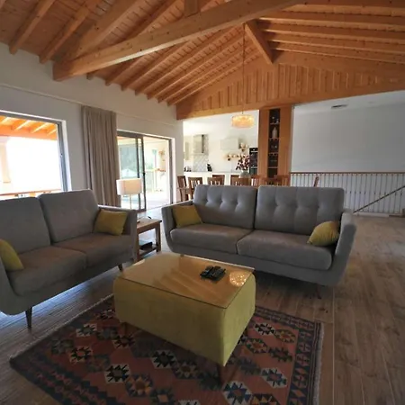 Superb 4 Bedrooms Arrincao Sauna