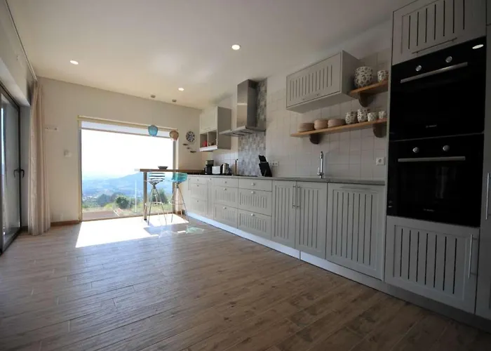 Superb 4 Bedrooms Arrincao Sauna