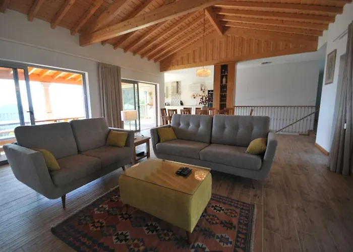 Superb 4 Bedrooms Arrincao Sauna