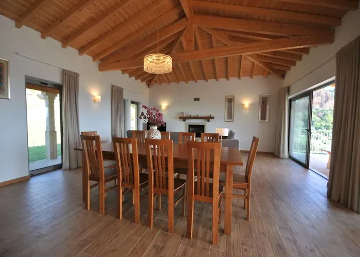 וילה Superb 4 Bedrooms Arrincao Sauna